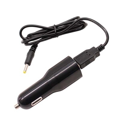 Carregador automóvel preto com cabo e conector USB