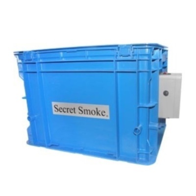 Caixa plástica azul com etiqueta Secret Smoke e dispositivo branco na lateral