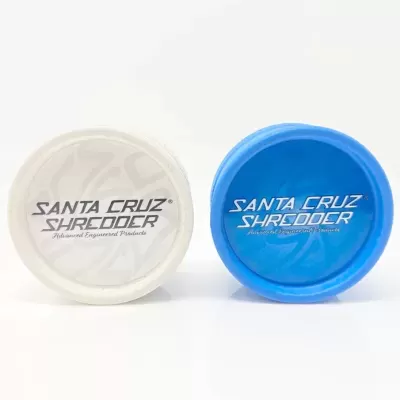 Dois trituradores Santa Cruz Shredder, um branco e um azul, com texto no topo.