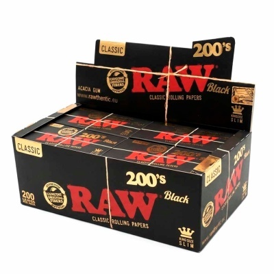 Caixa de papel de enrolar RAW Classic Black King Size Slim preta com texto vermelho e dourado