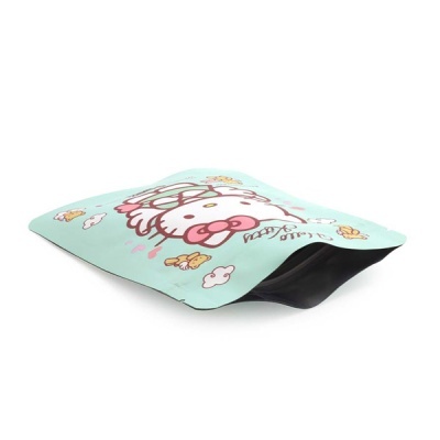 Saco plástico verde água com desenho Hello Kitty e ursinhos amarelos