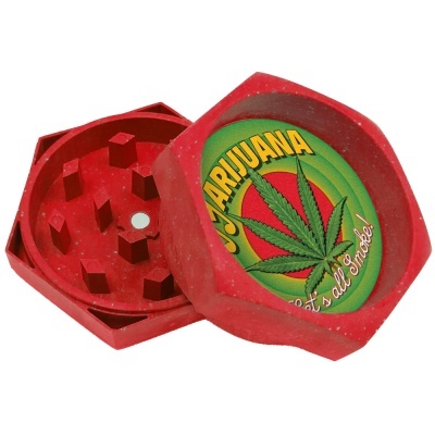Triturador hexagonal vermelho com desenho de folha de marijuana e texto MARIJUANA