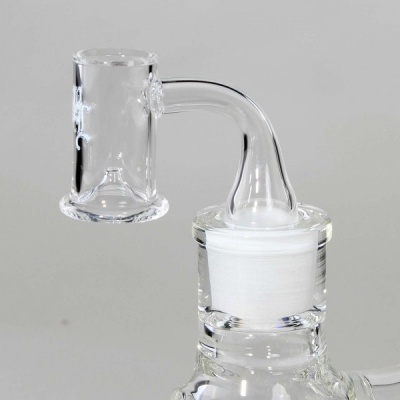 Peça de vidro transparente para fumar com base larga e tubo curvado em fundo cinza