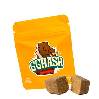 Pacote amarelo GGHash com pedaços de haxixe castanho claro