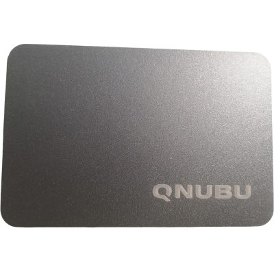 Tapete para rato cinza escuro com texto QNUBU