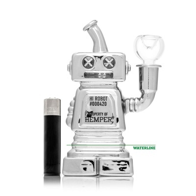 Bong metálico em forma de robô prateado ao lado de isqueiro preto
