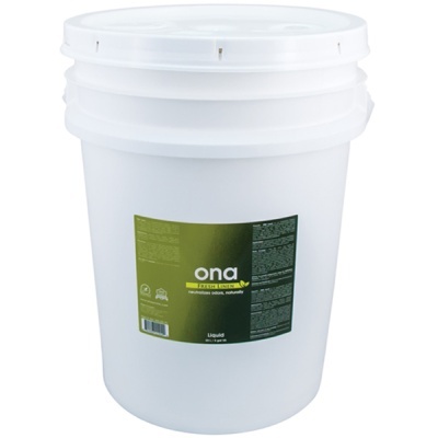 Recipiente branco grande com rótulo verde da marca ona