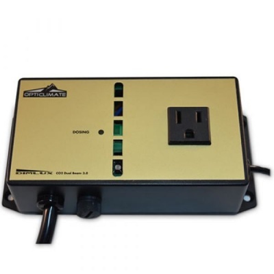 Dispositivo eletrónico dourado e preto com tomada elétrica americana e botões verdes