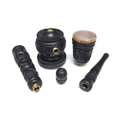 Peças de cachimbo preto em madeira detalhada e componentes metálicos dourados