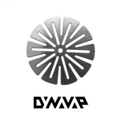 Logótipo circular metálico com o texto DYNAAP em preto