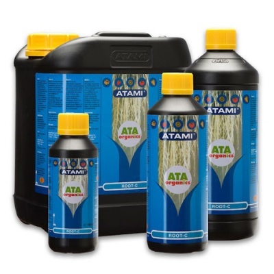 Frascos de produtos ATAMI ATA organics ROOT-C com rótulos azuis e tampas amarelas