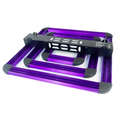 Estrutura metálica roxa com suporte preto e cantos cinza sobre fundo branco