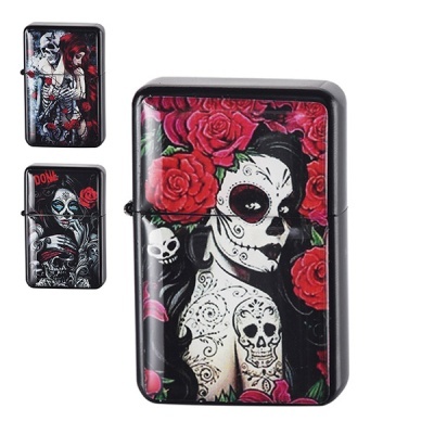 Três isqueiros com design de caveiras e rosas vermelhas em fundo preto