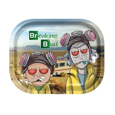 Tabuleiro metálico com desenho de personagens fumadores e texto Breaking Bud