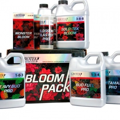 Conjunto de recipientes de fertilizantes GROTEK com rótulos coloridos e embalagem BLOOM PACK.