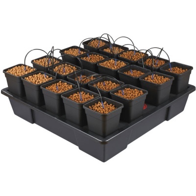 Conjunto de vasos quadrados pretos com argila expandida e sistema de irrigação numa base preta