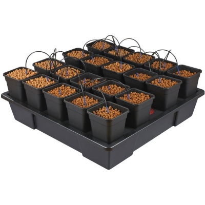 Conjunto de vasos quadrados pretos com argila expandida e sistema de irrigação numa bandeja preta.