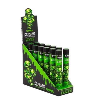 Expositor com tubos verdes e pretos de cones de tabaco com caveiras