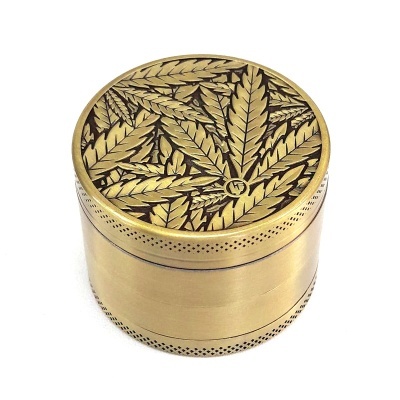 Triturador dourado decorado com folhas em relevo