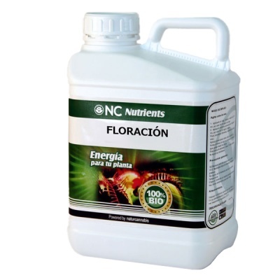 Recipiente plástico branco de produto líquido para plantas com etiqueta verde e texto em espanhol.
