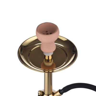 Cachimbo de narguilé com taça de barro e haste metalizada dourada