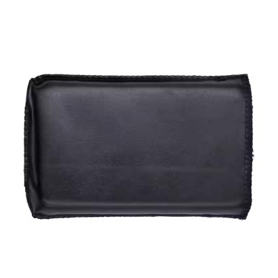 Bolsa retangular preta com costuras reforçadas