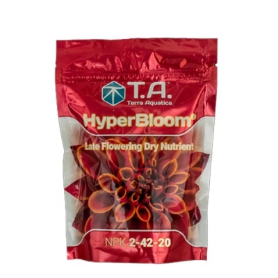 Saco vermelho de fertilizante HyperBloom T.A. Terra Aquatica com flores alaranjadas