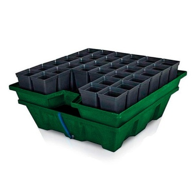 Vasos de plástico pretos em suporte verde para plantas