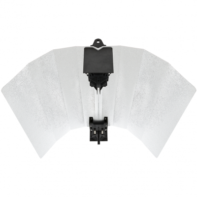 Refletor de iluminação com cinco painéis brancos em formato de leque e suporte preto