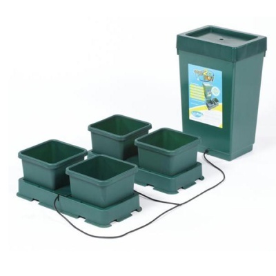 Kit de cultivo com quatro vasos e depósito verde escuro ligados por fios pretos