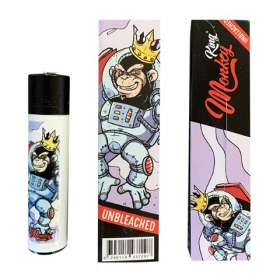 Isqueiro branco com desenho de macaco astronauta e caixa com texto King Monkey