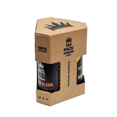 Pack de cartão castanho com duas garrafas pretas visíveis e texto em preto e branco.