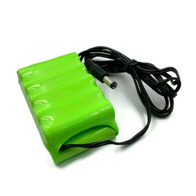 bateria recarregável verde com cabo preto e conector jack