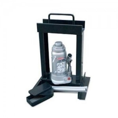 Macaco hidráulico prateado com base e suporte pretos