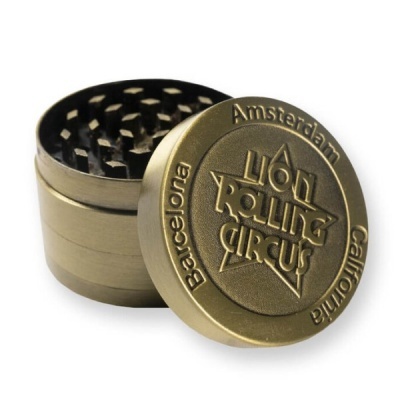Triturador metálico dourado com texto Lion Rolling Circus em estrela e nomes de cidades na tampa