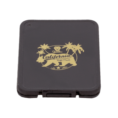 Estojo preto quadrado com impressão amarela California Safe Pack na tampa