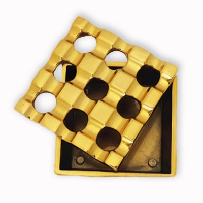 Caixa quadrada dourada com tampa tesselada e furos circulares