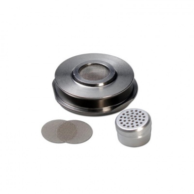 Peças metálicas prateadas com filtros de malha sobre fundo branco