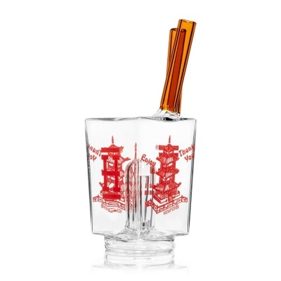 Copo de vidro transparente com desenho vermelho e dois canudos laranja.