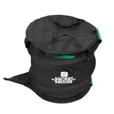 Bolsa preta com texto branco e detalhes verdes.