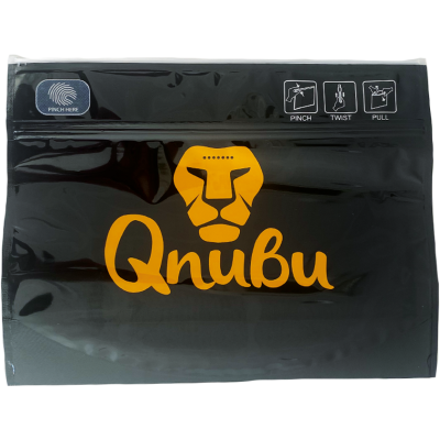 Saco de embalagem preto com logo de leão amarelo e instruções para abrir