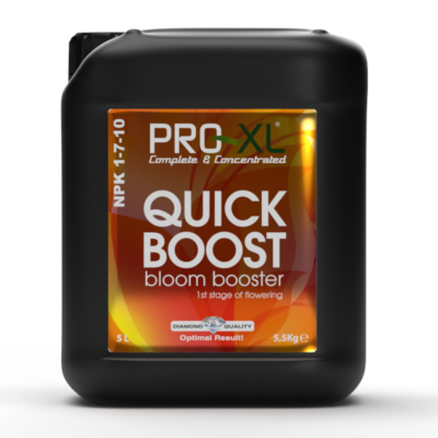 Recipiente plástico preto com rótulo laranja de fertilizante Quick Boost