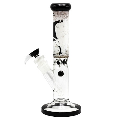 Bong de vidro transparente com detalhes pretos e imagem decorativa preta e branca.