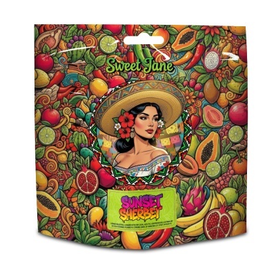 Embalagem colorida com ilustração de frutas e mulher com chapéu de palha