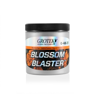 Embalagem de fertilizante Grotek Blossom Blaster com tampa preta e etiquetas brancas e laranja