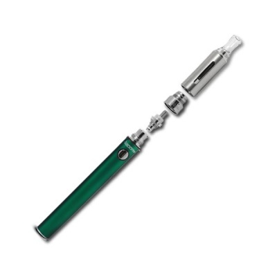 Cigarro eletrónico verde metálico desmontado em quatro partes sobre fundo branco