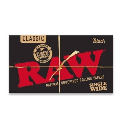 Embalagem preta de papel de enrolar RAW Classic Single Wide Black com letras vermelhas e bege e linha amarrada
