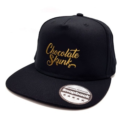 Boné preto snapback com texto Chocolate Skunks bordado amarelo e selo Snapback na aba