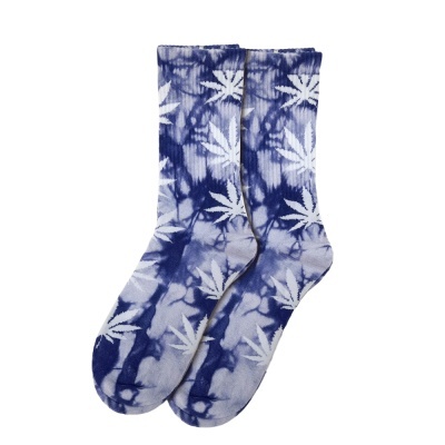 Meias tie-dye azul e branco com folhas brancas estampadas.