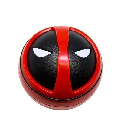 Objeto redondo vermelho e preto com olhos brancos, estilo Deadpool